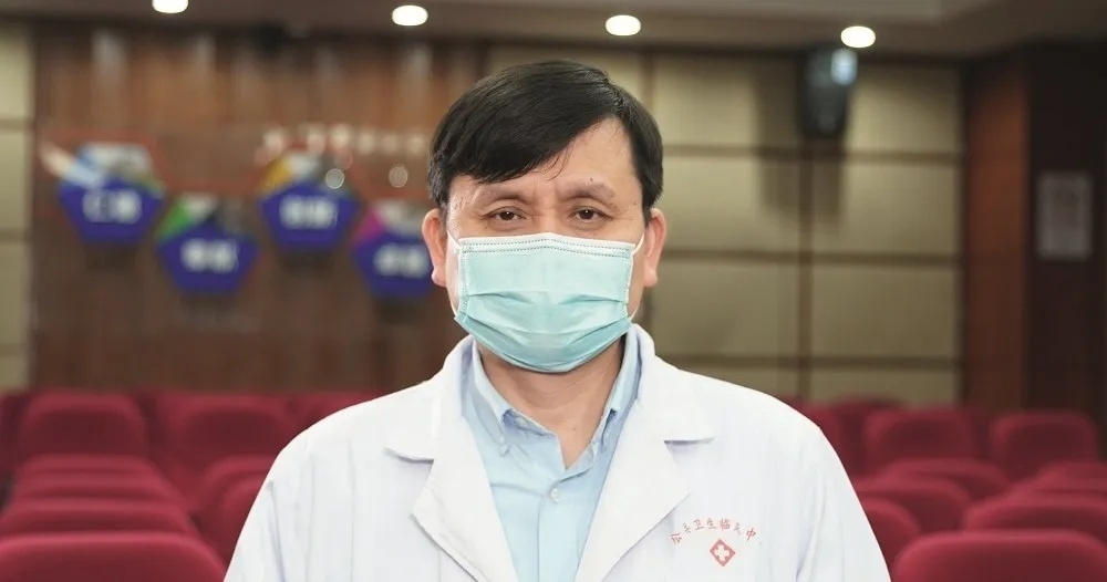 高強文章批評的專家張文宏為上海知名醫院華山醫院感染科主任,負責統籌上海新冠肺炎患者救治。