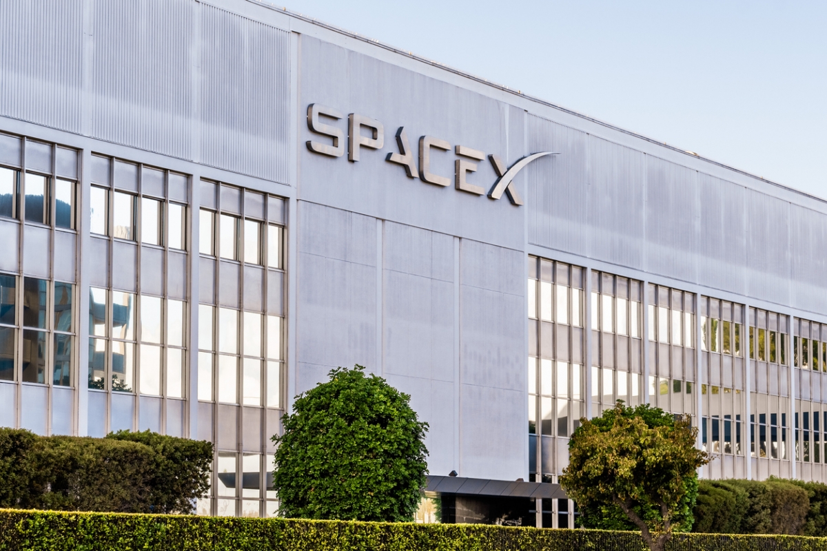 SpaceX計劃用5年時間將網絡組建所需的1.2萬顆衛星送入近地軌道,形成能夠提供網路服務的空基網路「星鏈」。