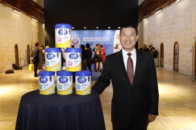 中國飛鶴董事長冷友斌早前指注射新冠疫苗後出生率低,預計奶粉銷量會大跌。