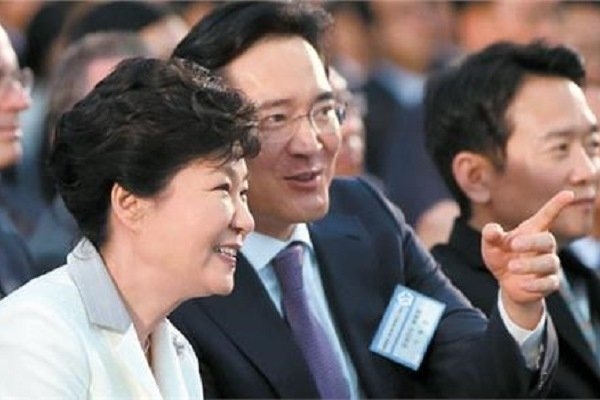 李在鎔因向前總統朴槿惠及其親信崔順始行賄被判入監。