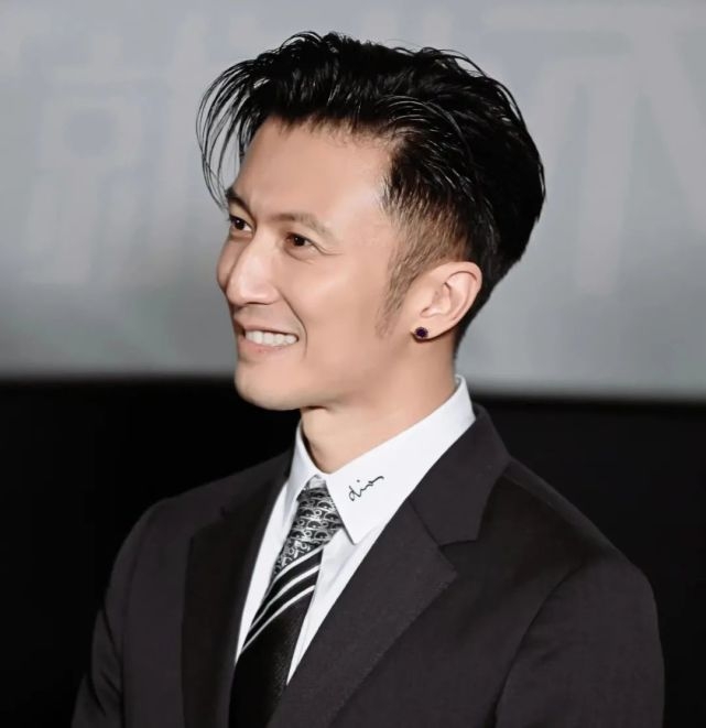 謝霆鋒退籍一事瞬間成網上熱話，部分中國網民大讚謝霆鋒的決定，並表示其展現了愛國的心態。