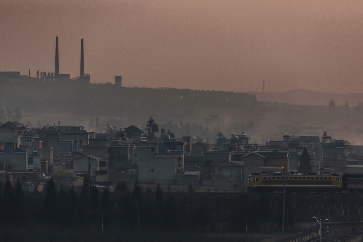 中國不僅是全球最大的產煤國之一，同時也以燃煤發電為主要電力來源，其中中國境内的燃煤發電量就佔了全球的一半，而且當局目前也在國内持續新建燃煤電廠。