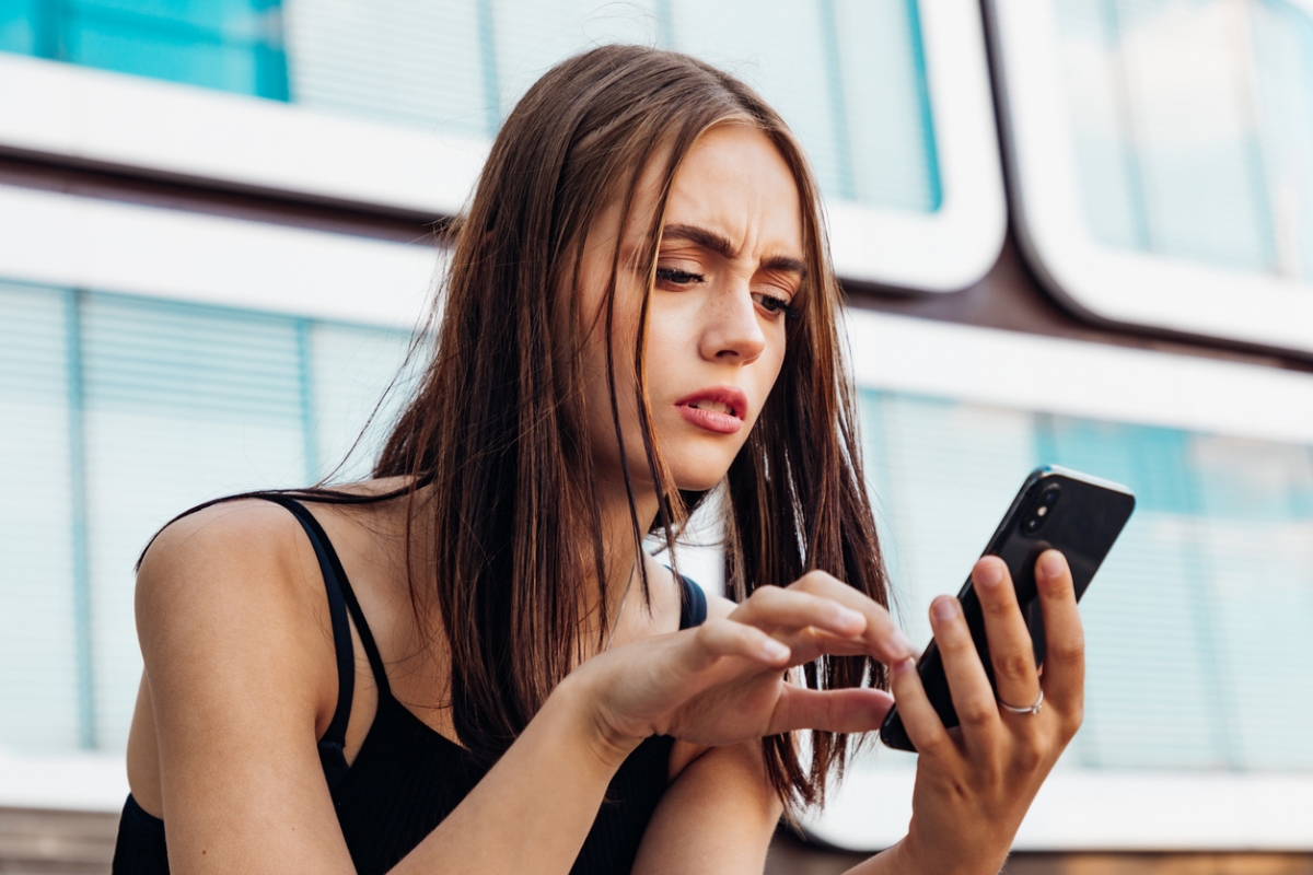 報導援引Facebook內部調查文件指,有40%的美英青少人稱Instagram令他們覺得自身「毫無魅力」,四分之一的人則覺得Instagram令他們覺得自身「不夠好」,還有部分人認為Instagram削弱了他們對友誼的信心。