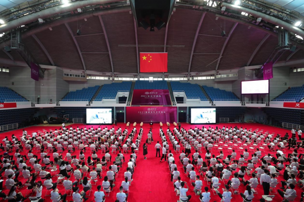 他援引數據稱,在過去10年,清華大學畢業生出國深造的佔比約14.2%,其中超過65%的畢業生前往世界排名前50位大學深造。