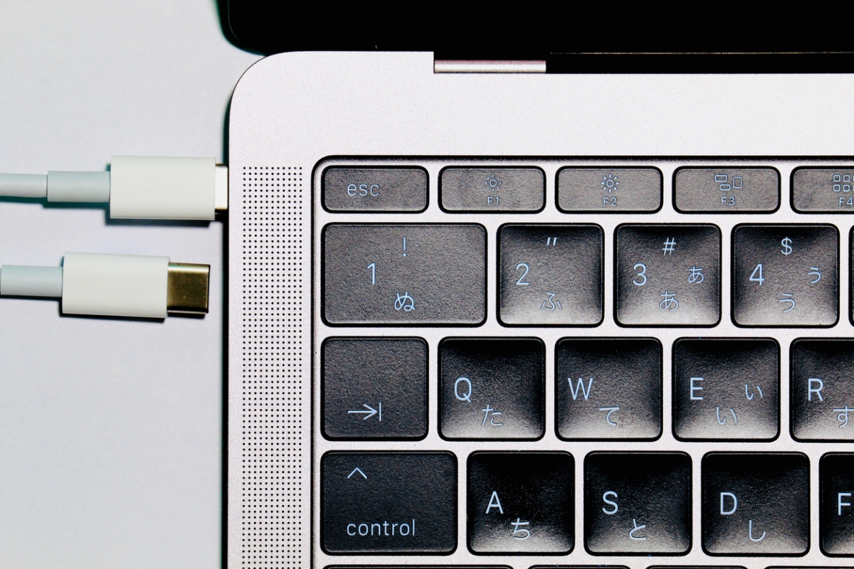 雖然蘋果iPad和MacBook已逐步採用USB-C接口,但蘋果強烈反對歐盟境內強制所有行動裝置統一接頭規格的規定。