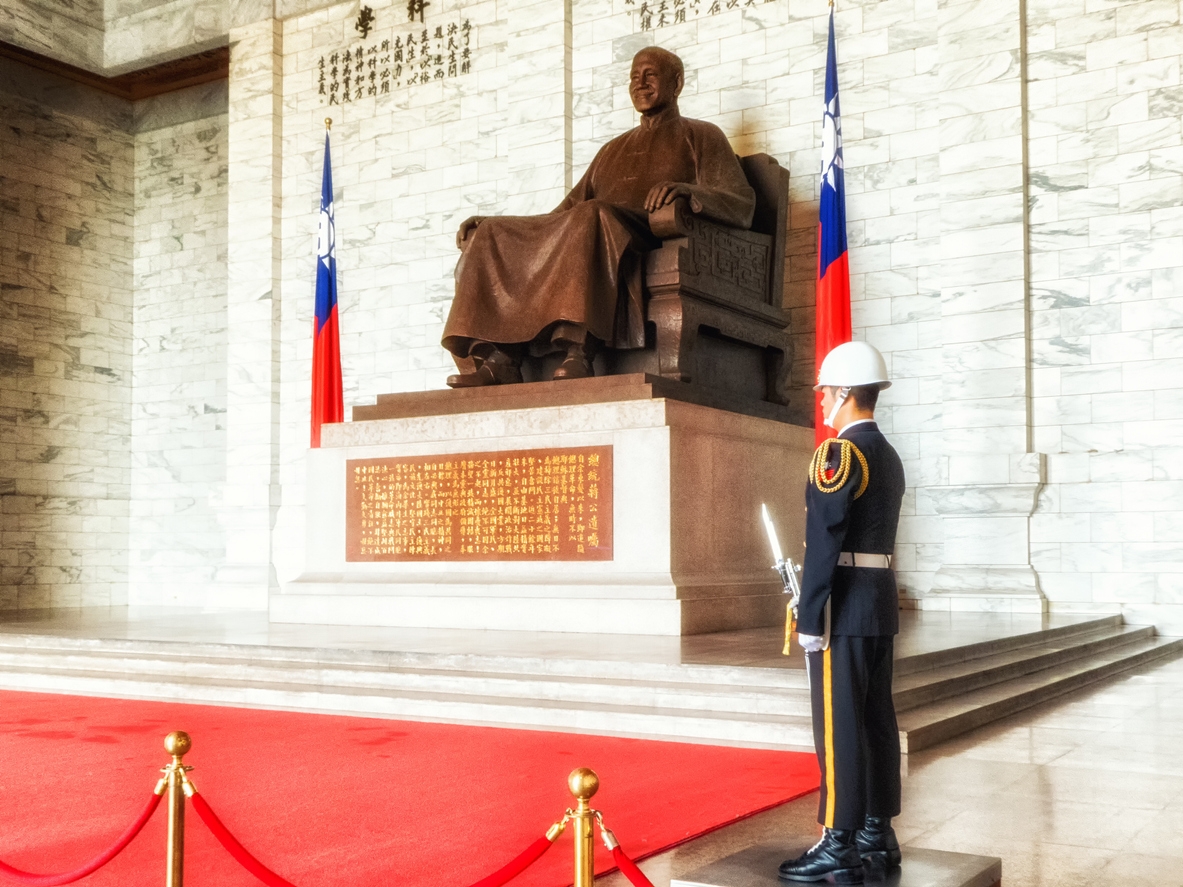 中正紀念堂於蔣介石去世後的1980年落成，為紀念其個人的國家紀念建築，相關建築和至今維護費用藉由公帑支付。