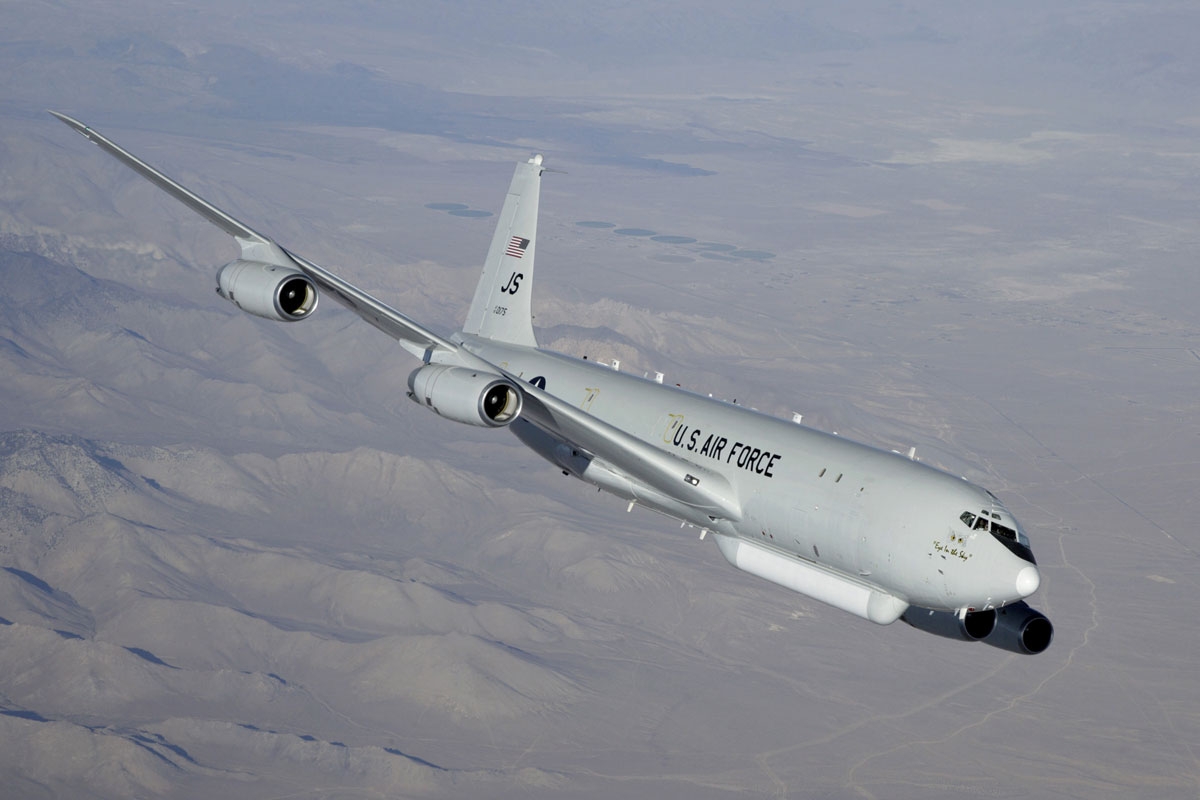 E-8C指揮機作用，主要屬收集地面、空中和海上資訊，並以自身為信息傳輸節點，聯繫共同作戰的其他軍機。