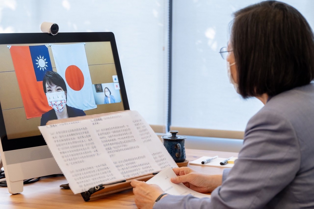 安倍晉三支持的候選人高市早苗在選舉前,曾和蔡英文進行視像會議。