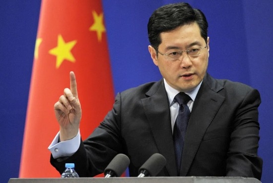 秦剛先是回應稱華府應停止加劇局勢惡化,為對話創造條件,後來更直言「若我們無法解決彼此的分歧,請索性收聲」(If we cannot resolve our differences, please shut up)。