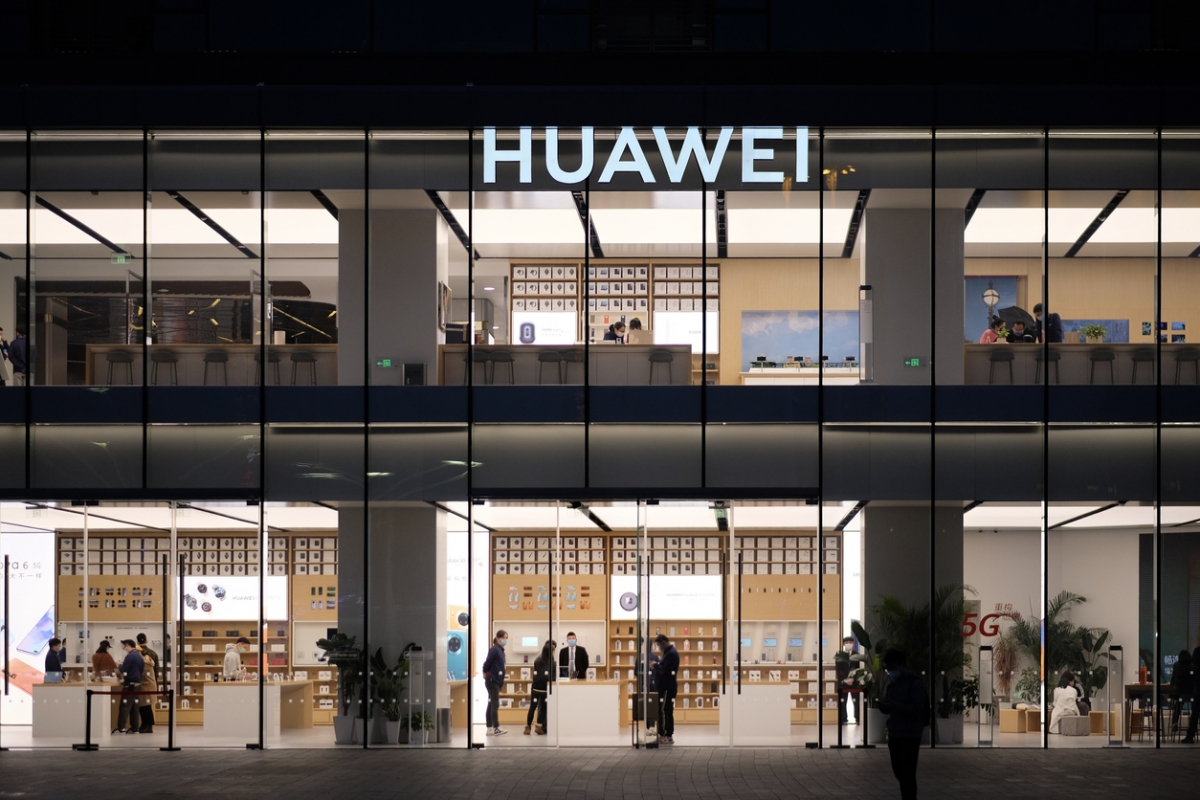 埃斯特韋斯21日在參議院銀行委員會的聽證會上指,華為仍對美國國家安全構成威脅,因此預計華為將持續被美方列入黑名單中,除非「事情出現變化」。