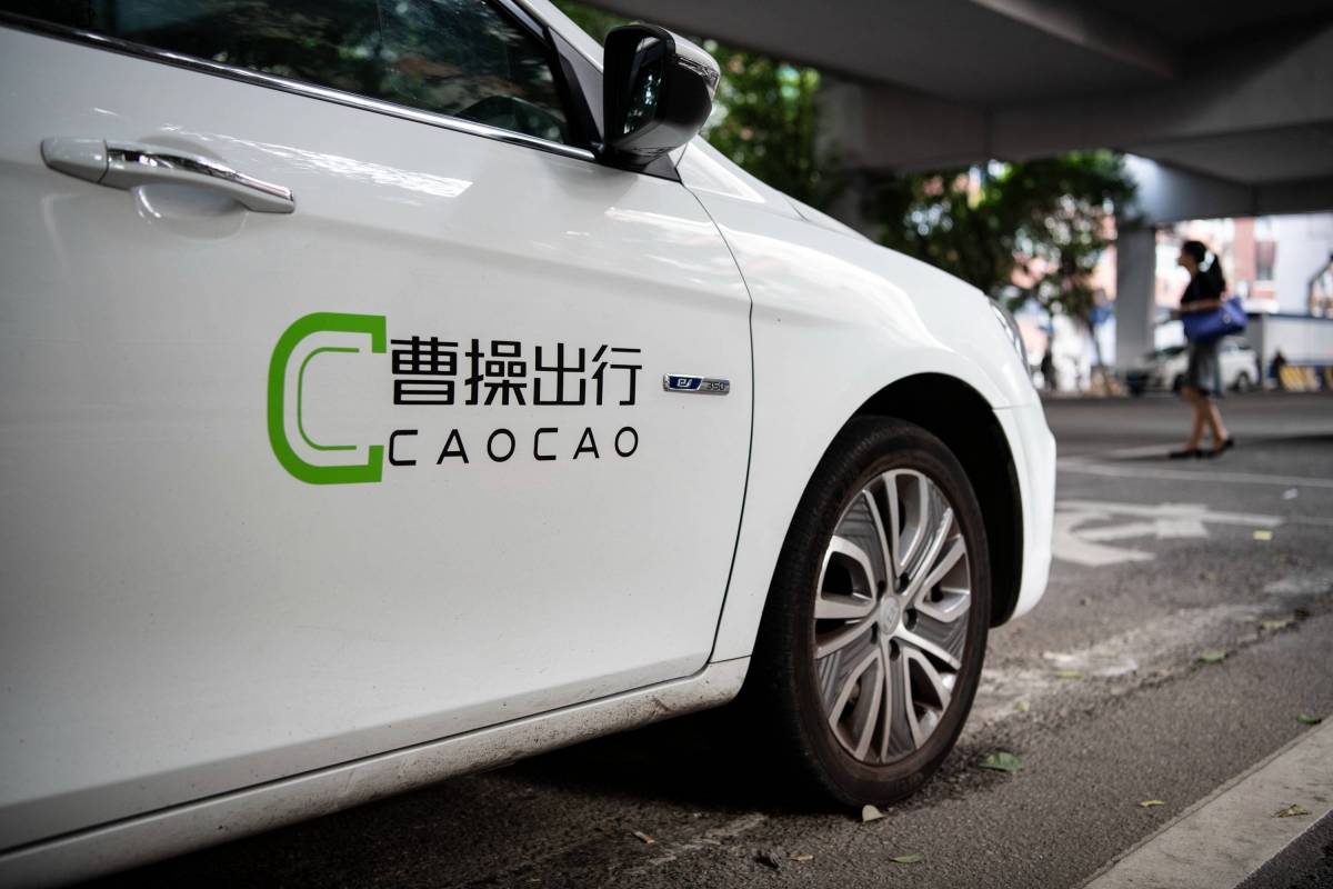 曹操出行成立於2015年，隸屬於吉利控股集團，是内地首個以新能源汽車車型為主的網約車平台。目前已進駐中國62個城市，截至今年9月，公司注冊用戶更是已超過6000萬。
