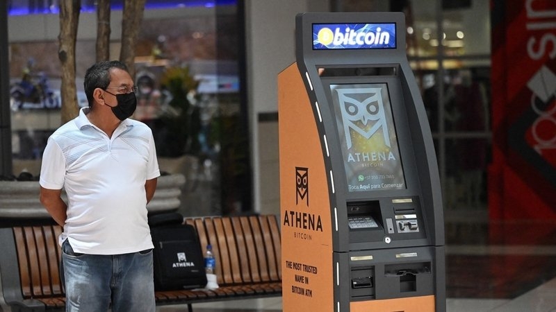 薩爾瓦多立法要求商戶接受客戶以比特幣支付商品及服務。