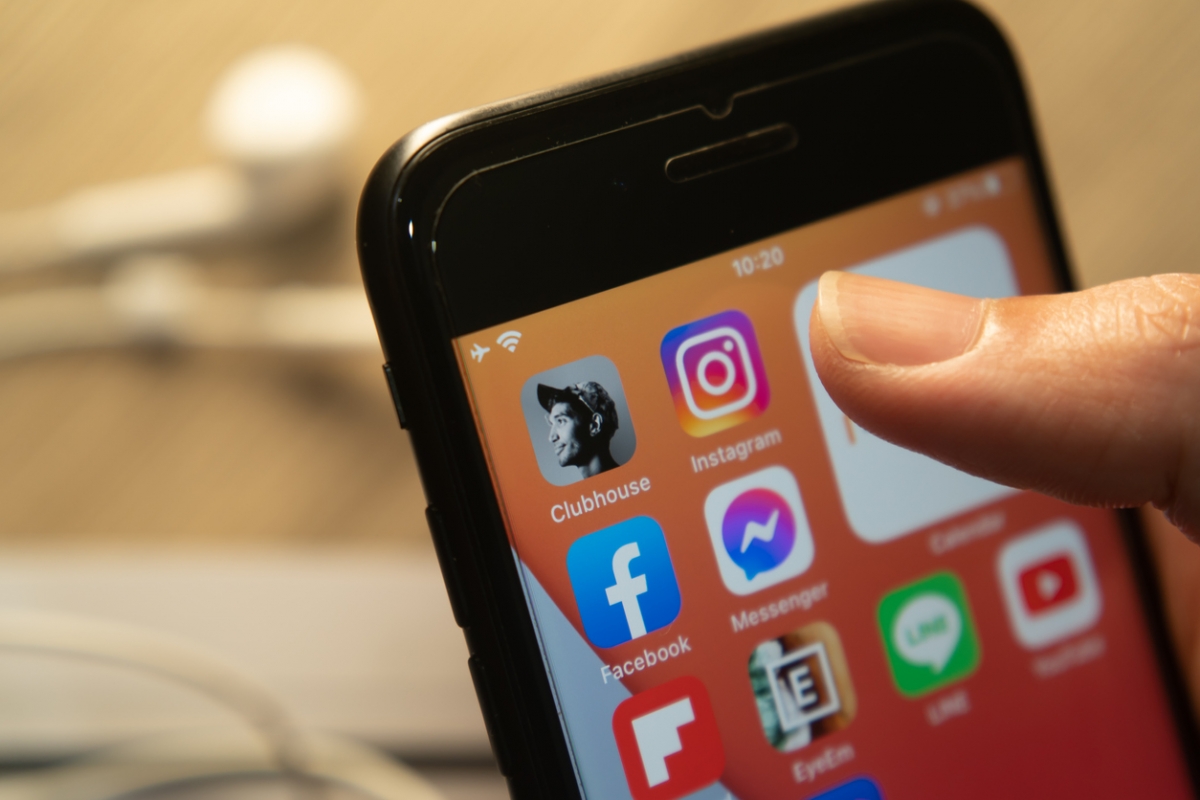 報導指,Facebook深知青少年缺乏自制能力,且容易受網紅「炫富」、「美照」影響。但公司卻「引以為傲」,以此評估出自身高企商業價值,並在公開場合淡化Instagram對年輕人的負面影響。