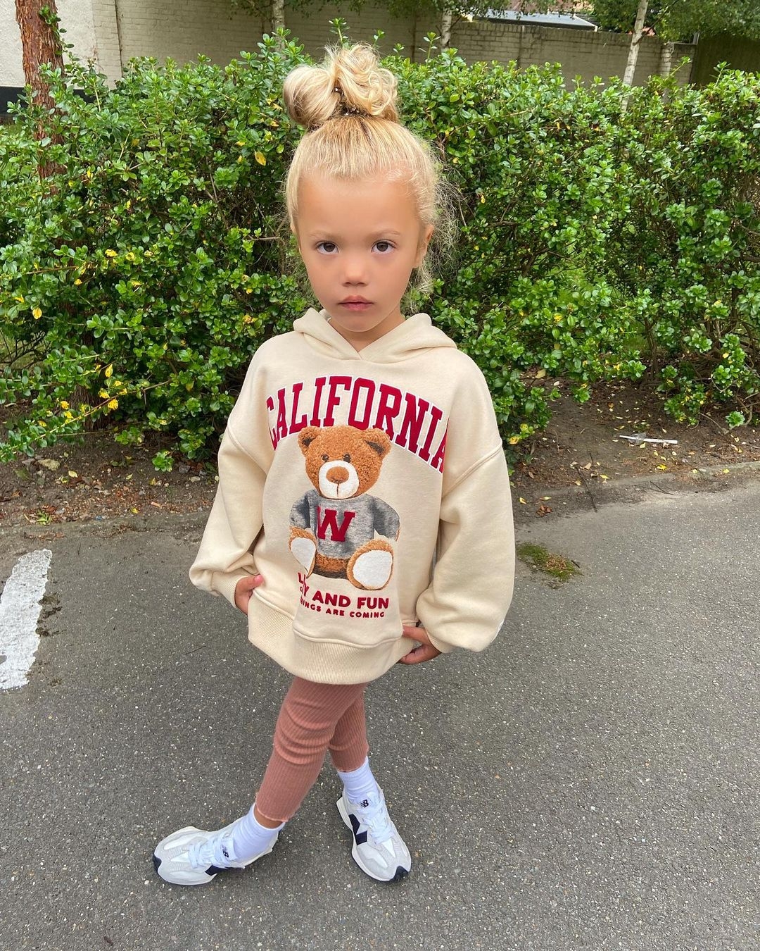 英國一名年僅3歲的女孩從小被母親打造成時尚模特兒，不僅在社交媒體IG上成功吸引上萬名粉絲，更曾與多個時尚大牌合作，如今的存款甚至足以支付買樓的定金，如此成就早已超越許多成年人。