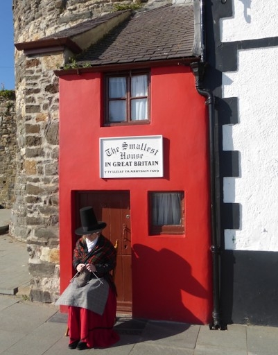 英國北威爾斯康維鎮（Conwy）一棟闊度僅5呎，底樓約10呎高的百年納米樓，被金氏世界紀錄評為「英國最小的房子」。