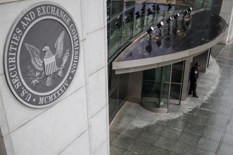 《華爾街日報》引述消息指，倘美國監管機構無法取得在美上市外國公司的財務審計底稿，明年會開始公布有關企業的名單。