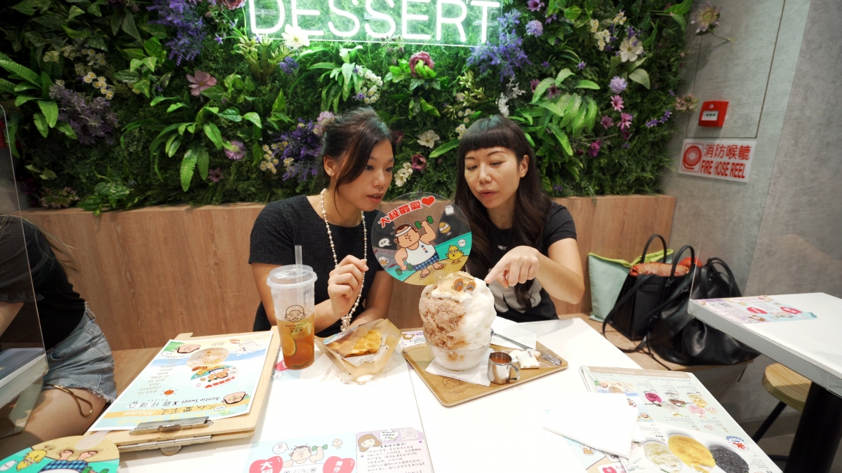 Jennifer希望透過與不同品牌合作,令更多人認識雞仔嘜的理念,所以在過去的夏天,雞仔嘜與一間甜品店合作創作刨冰及雞蛋仔