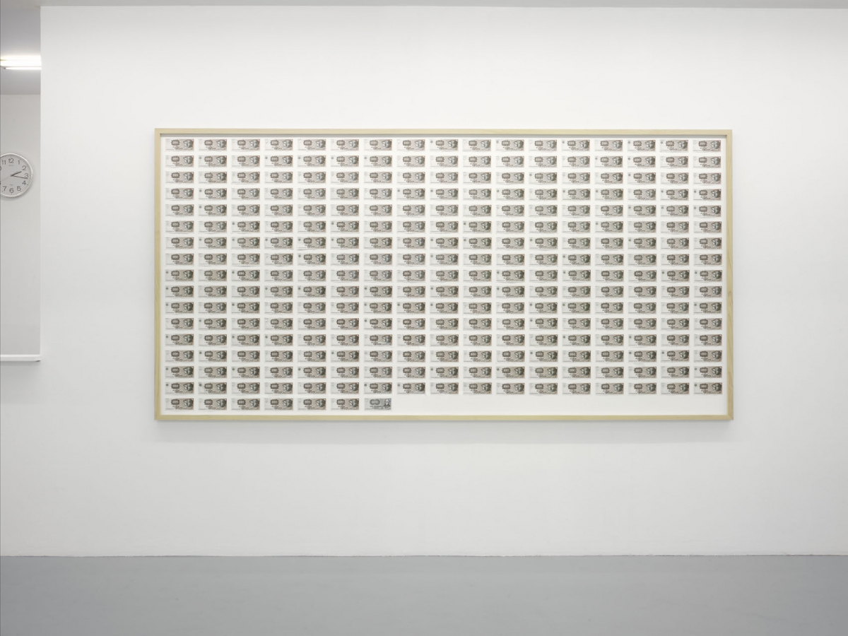 作為其中一名受邀的藝術家,丹麥藝術家哈寧(Jens Haaning)獲得館方支付超過8.4萬美元的費用以及額外3900美元的報酬,要求他重現其在2007年和2011年的兩幅舊作,即在空的畫布上以大量的鈔票進行排列,透過真實的鈔票反映出丹麥和奧地利的平均收入差距。