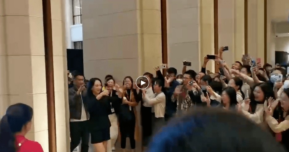 影片顯示,孟晚舟「回歸」深圳坂田園區B1區當天穿著一襲黑色職業套裝,當其步入公司時,在場的一衆華為職員熱烈歡呼,還透過手機捕捉這一畫面,而孟晚舟也不時揮手回應。