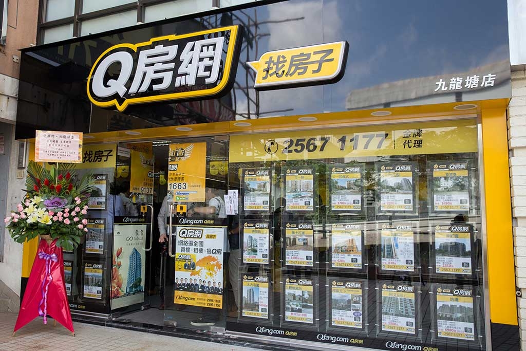 Q房網30日在官網和Facebook發佈聲明指,公司集團為專注國内業務發展,香港市場未來將改以特許經營店模式,由本港前線員工自組公司延續部分門店的運營,而設於銅鑼灣的總部及後勤支援服務則將在10月29日後停止運作。