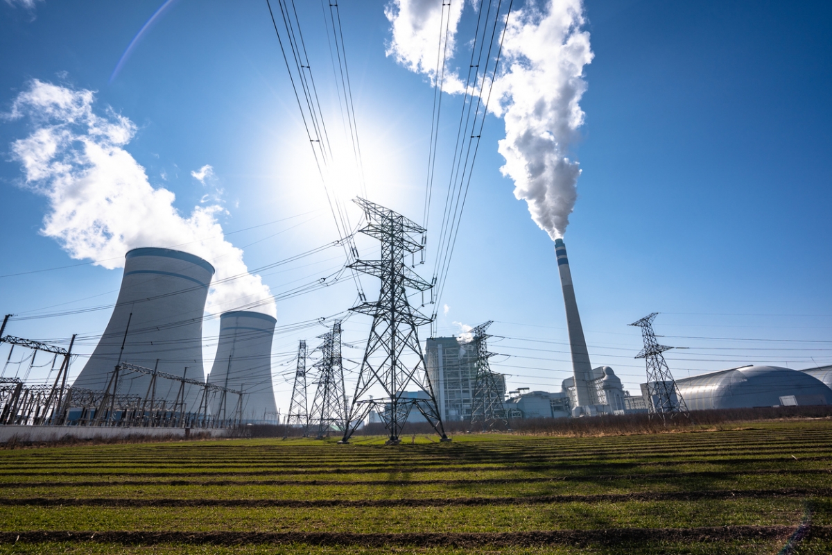 國家發改委12日印發《關於進一步深化燃煤發電上網電價市場化改革的通知》,政府將有序放開全部燃煤發電的上網電價,電量原則上全部進入電力市場,透過市場交易在「基準價+上下浮動」範圍内形成上網電價。