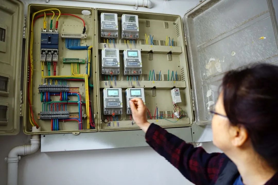 中國內地自9月底開始拉閘限電,除了有環保考慮,更重要原因是「缺煤」。在内地,目前有超過三分之二的電力來自燃煤電廠,但燃煤供應卻同時面臨「缺貨」和「高價」窘境。