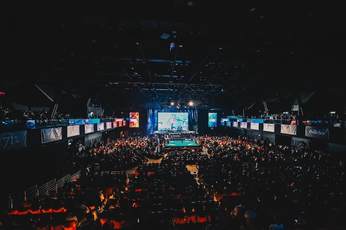 鍾培生亦稱，拳賽獲得民衆的熱烈回應導致門票供不應求，就連最高售價28800元的百多張門票也一一售罄，原定於分配給傳媒記者和藝人的區域甚至也被迫拆分來增加更多座位。