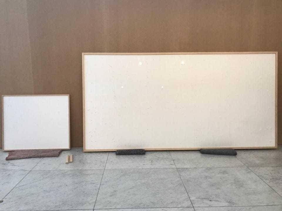 展覽開幕前夕,哈寧依照協議内容將作品送到了博物館準備展出,但工作人員開箱時卻驚現箱子内竟是兩幅空白作品。