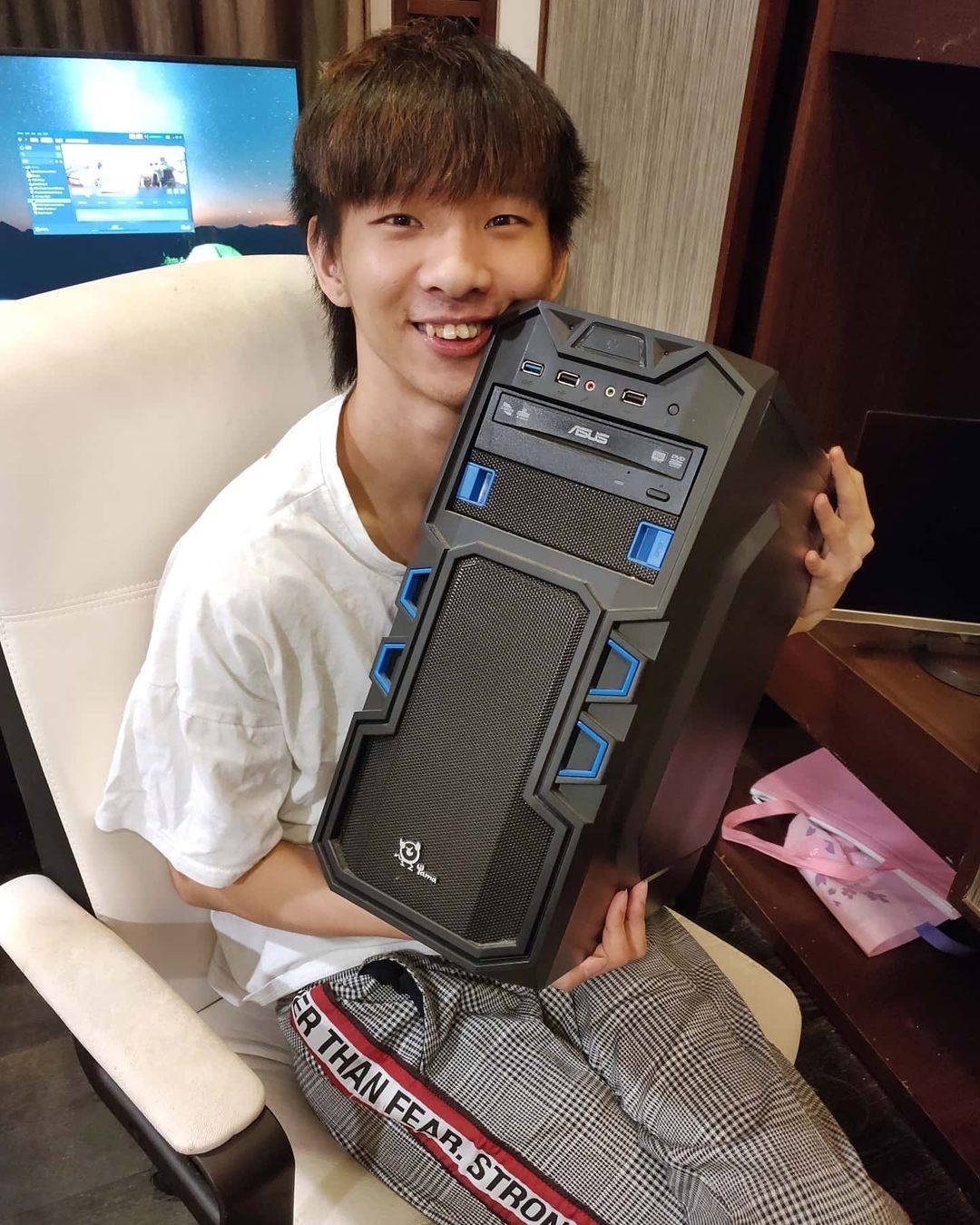 經檢察官詢問後,小玉以及另一名男性共犯遭新北地檢署以妨害名譽及散播猥褻物罪嫌起訴,諭知小玉與莊姓男子分別以新台幣50萬元和10萬元交保,不過基於小玉的財產及犯罪所得均被查扣,獲檢方改為30萬元交保。