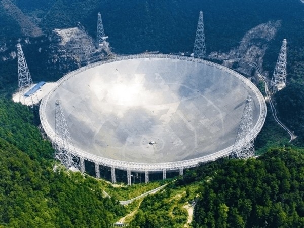 《機密報》21日報導稱,全球最大的射電望遠鏡在技術上能夠探測深空的外星飛船艦隊,而目前只有位於中國貴州的射電望遠鏡「天眼」具備這種探測能力和靈敏度。