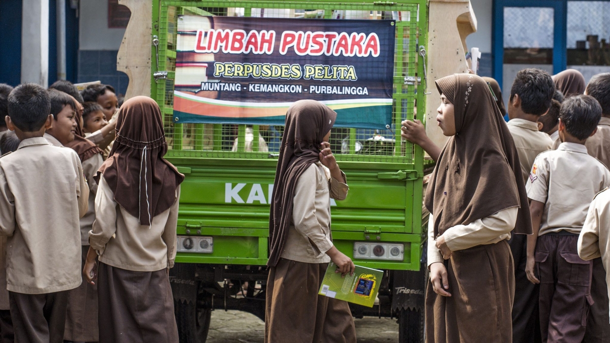 以垃圾換書籍的想法主要是為了灌輸孩子們閲讀的理念，同時也希望能夠讓他們意識到環境的問題。