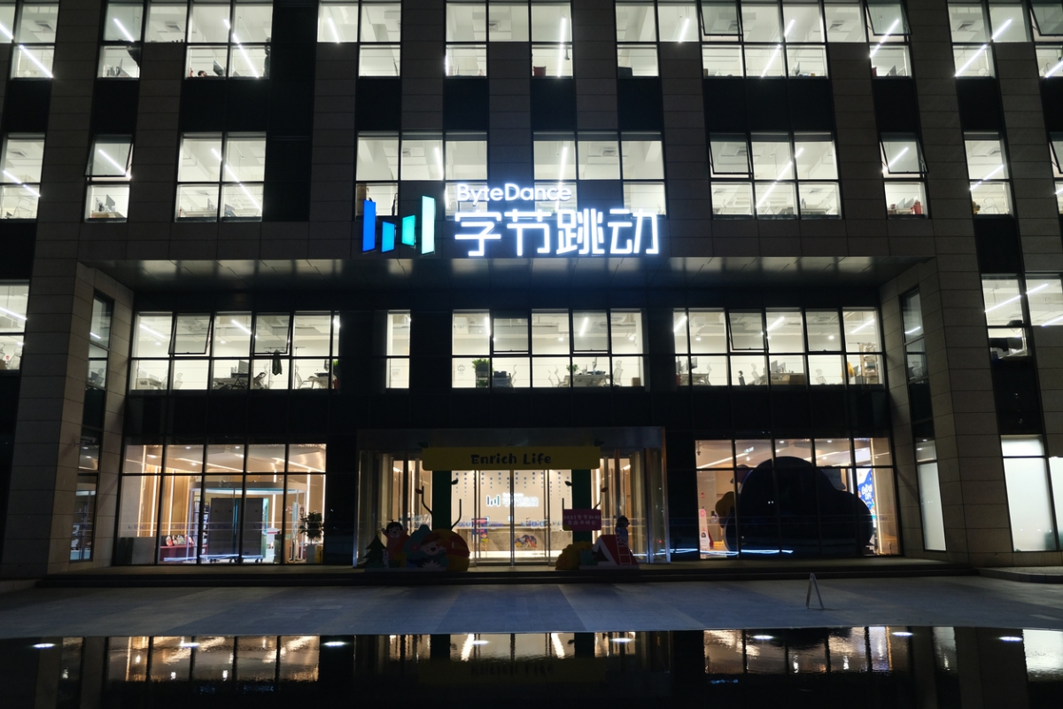 彭博社1日引用一份内部文件表示,字節跳動已將工作時長調整至早上10時至傍晚7時,若員工有加班的需求則必須提前至少一天申請。根據新條規,申請加班的員工平日不能超過3小時,周末則是不可超過8小時,超過規定時間的話,公司將給予員工正常工資多三倍的額外補貼。