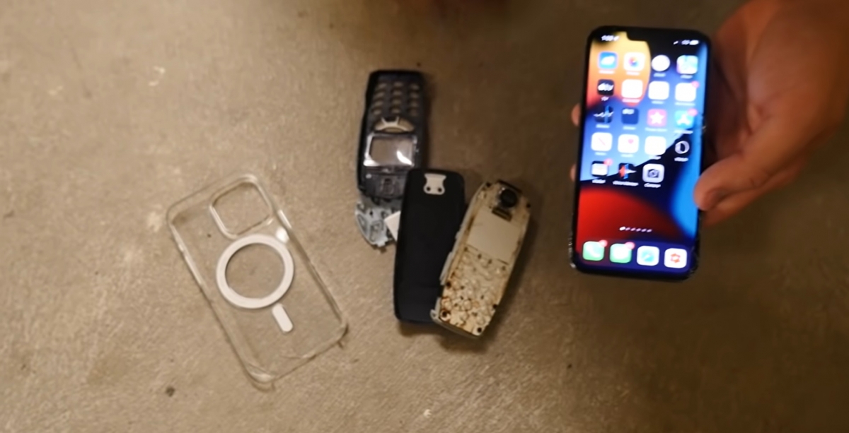 一向給人堅固耐用印象的Nokia 3310反而早已「四分五裂」。