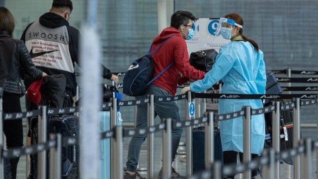 國泰正為受影響顧客重新預定其他航空公司的機票,或改道其他機場,確保符合香港有關酒店隔離的要求。