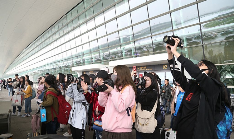 「飯圈女孩」和「帝吧網友」曾被央視新聞聯播特別點名讚揚,形容是匯聚成強大的正能量。