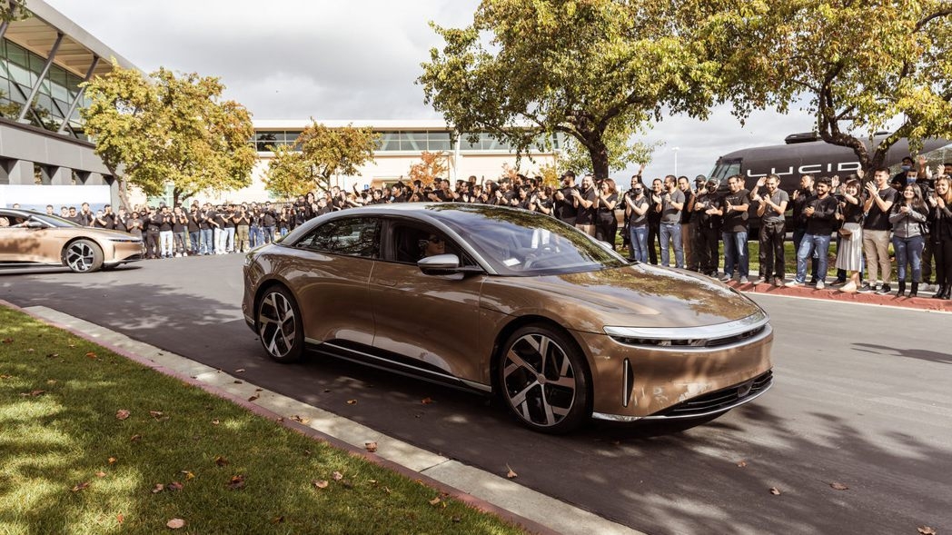 首款Lucid Air 售價 169,000美元,並提供長達520英里的續航力,超越所有特斯拉車款。