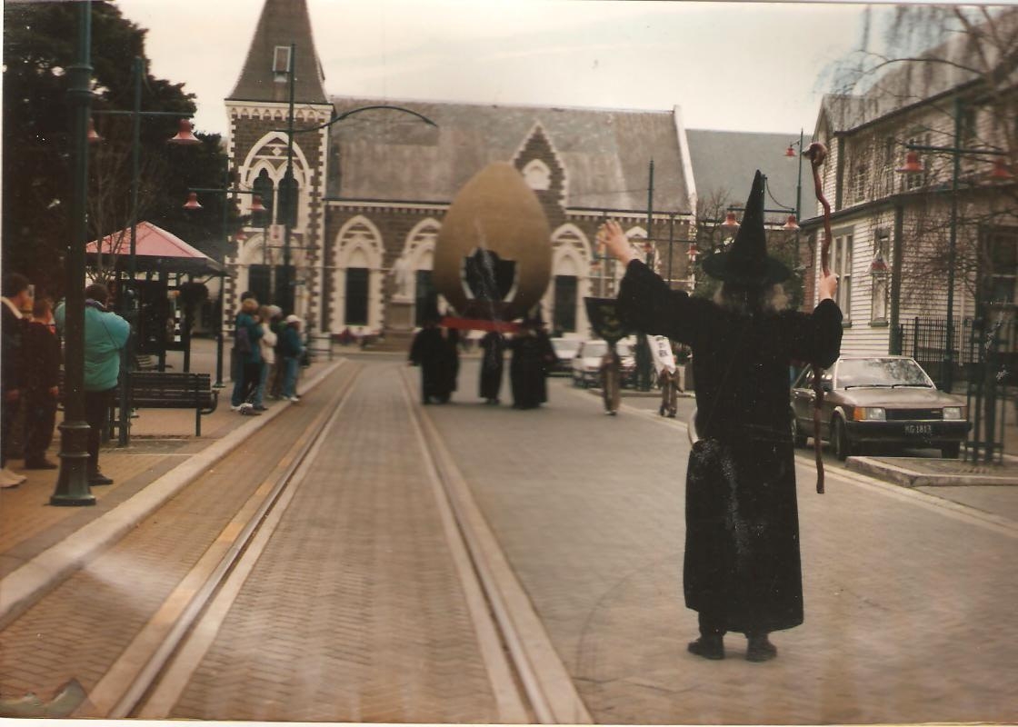 不過,隨著時代變遷,加上當地政府正著手開展新的旅遊和宣傳方針來體現基督城的多樣性,錢内爾的職業生涯也因此走向終點。