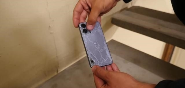 iPhone 13 Pro的機身摔下樓時雖然被擊碎,但仍然能夠照常運作,甚至還在錄製影片。