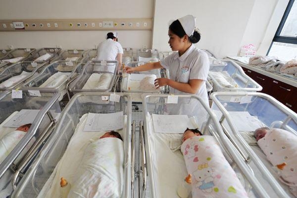 2020年大陸全國人口出生率首次跌穿1%,從2019年的1.041%跌至0.852%;而同期人口自然增長率亦不樂觀,從千分之3.32腰斬至千分之1.45。