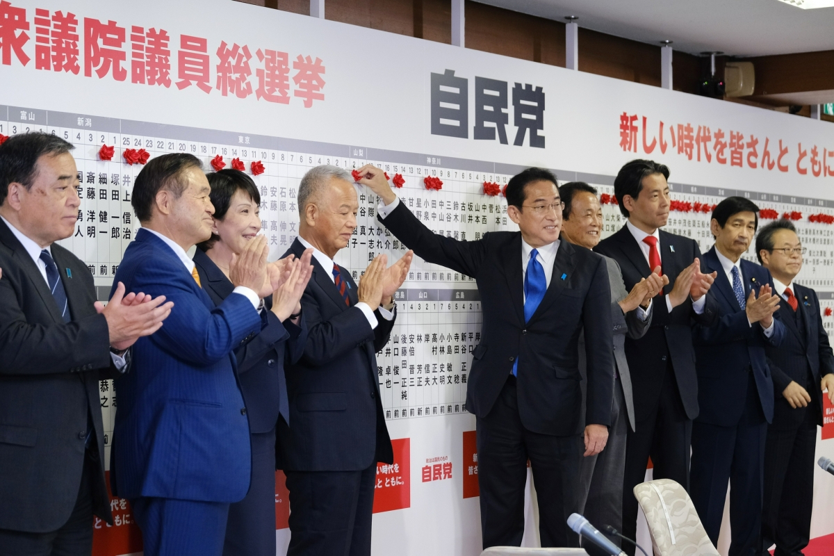 日本第49屆眾議院大選於10月31日開始投開票,計票結果於1日清晨終於出爐。自由民主黨今次共奪得261席,雖然比上届大選的276席來得少,但減幅實際上比預測低;盟友公民黨今次則贏得32席,兩黨合計獲得的席位多達293席,已確定過半穩獲執政權。