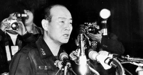 全斗煥依靠軍事政變獲得政權。