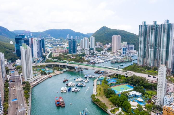 政府上年推出的「躍動港島南」計劃,重點項目包括制訂海洋公園重生方案、活化珍寶海鮮舫。