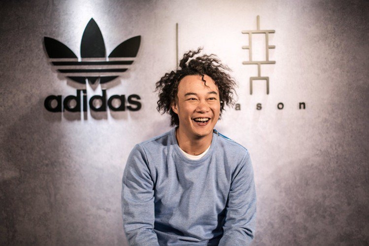 號稱香港巨星陳奕迅與adidas合作逾10年，「新疆棉」一出立即單方面聲明終止合作，並表示「抵制任何污名化中國的的行為」。