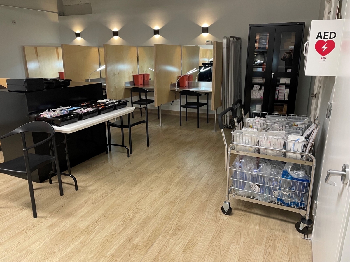 美國紐約於當地時間11月30日正式迎來首間「公共吸毒所」，不僅為吸毒者提供「安全」的吸毒環境，還將給予他們醫療援助。