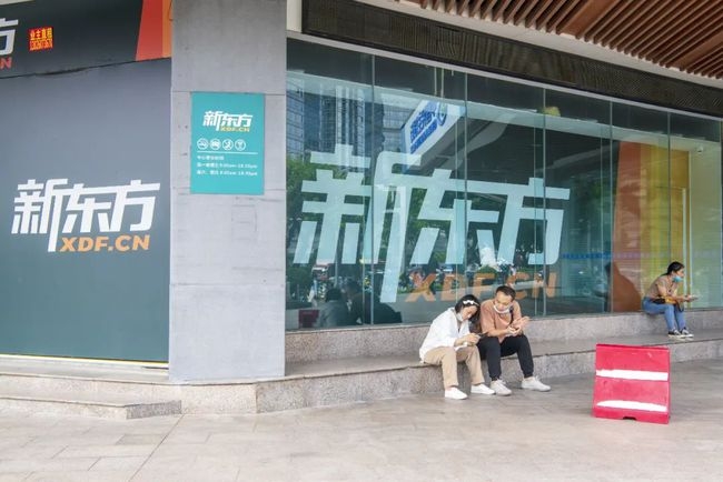 根據內媒報道顯示,2斤裝的丹東紅顏草莓售價為178元,內地網民紛紛表示「太貴吃不起」,連俞敏洪自己也調侃「餓死也不會買」。