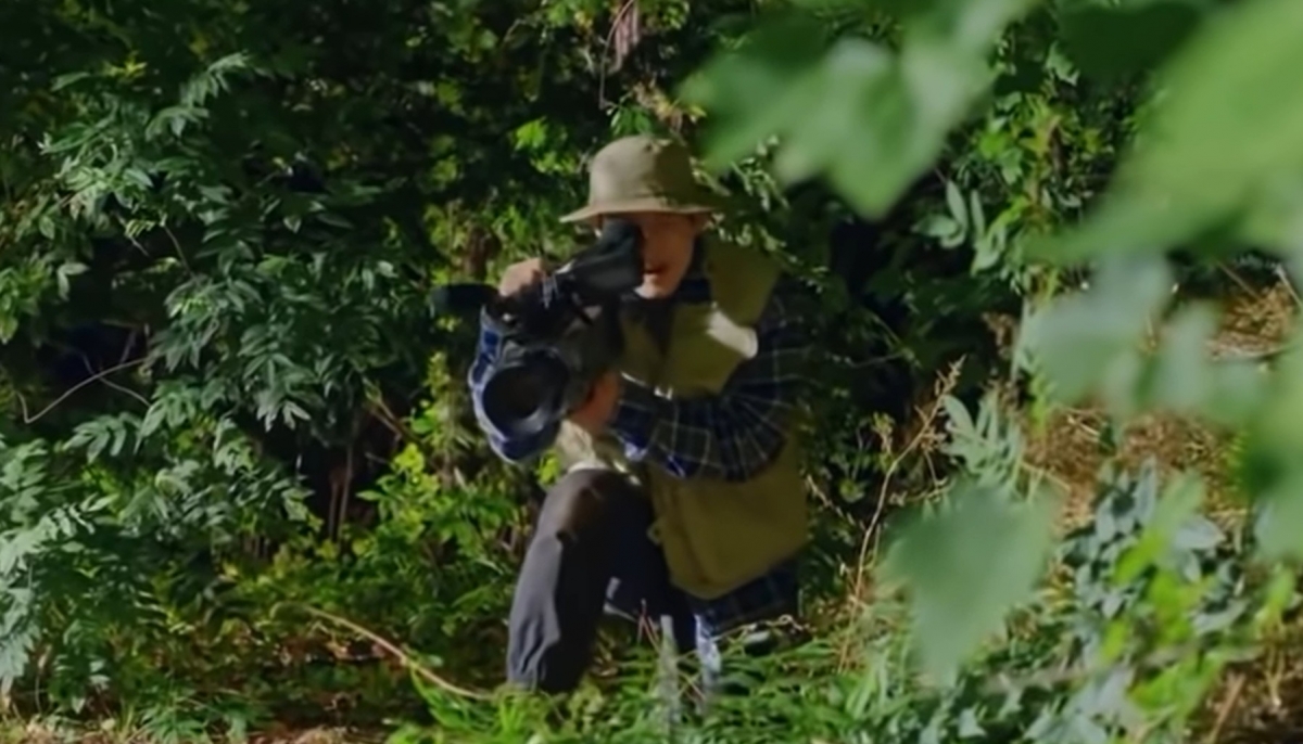 有不少網友認為，該廣告涉及物化女性，同時亦在變相鼓勵偷拍行為，有網友甚至直言廣告「令人惡心」，呼籲大衆抵制產品。