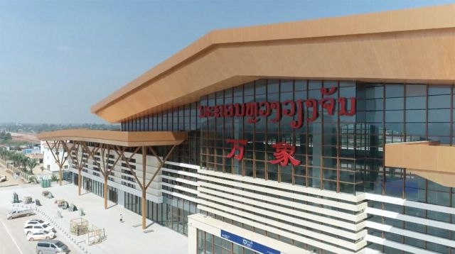 列車終點萬象站建築風格同中國內地新建火車站無異。