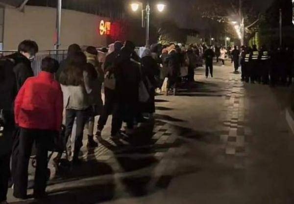 大批内地民衆不懼嚴寒自凌晨就開始排隊。