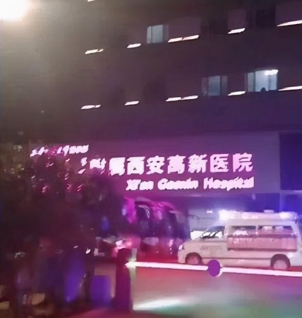 西安一名懷胎8月的孕婦日前被醫院以核酸過期為由拒收，導致最終出血流產引起巨大輿論。