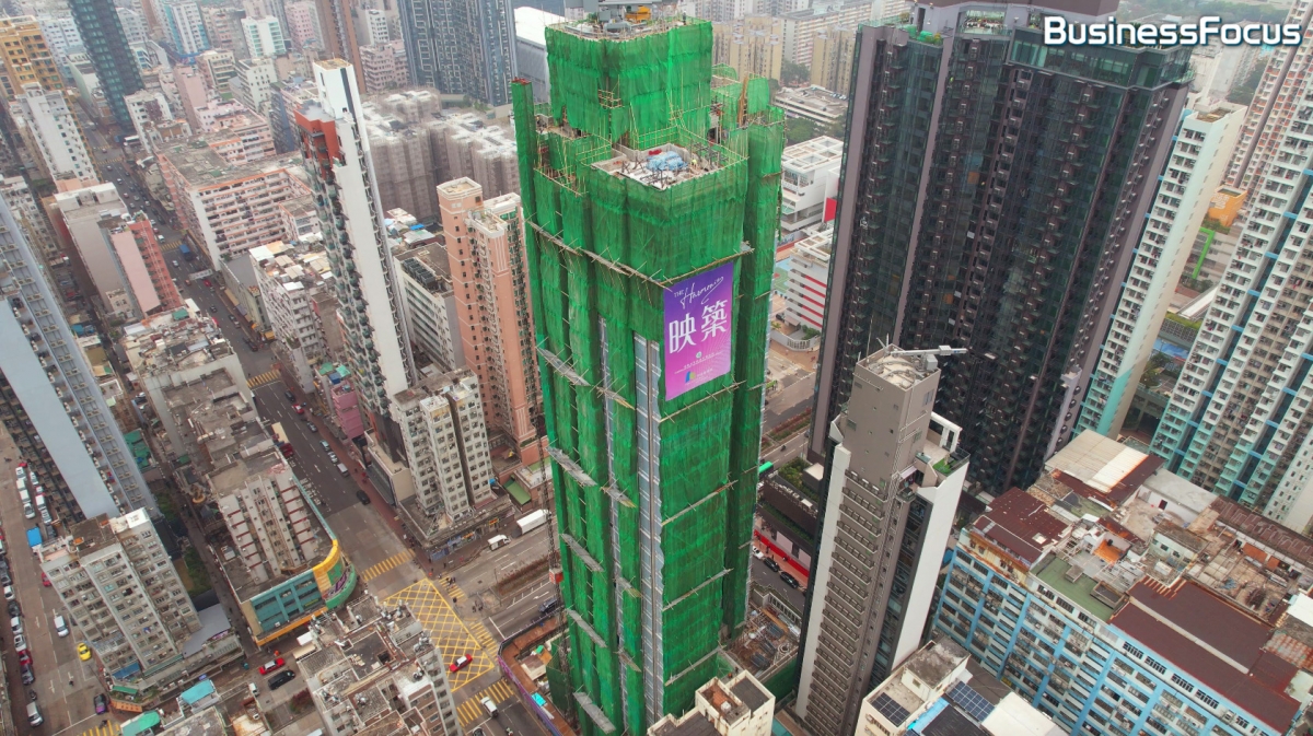 新盤現時已經平頂，正進行內部裝修，所以樓花期只有年半。